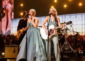 ACM New Duo of the Year Tigirlily Gold Makes Debut ACM Performance w ...